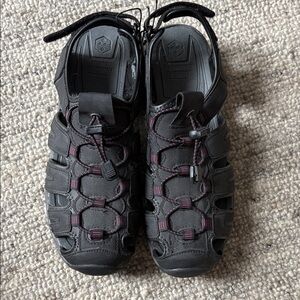 Khombu Black and Burgundy Women's Sandals